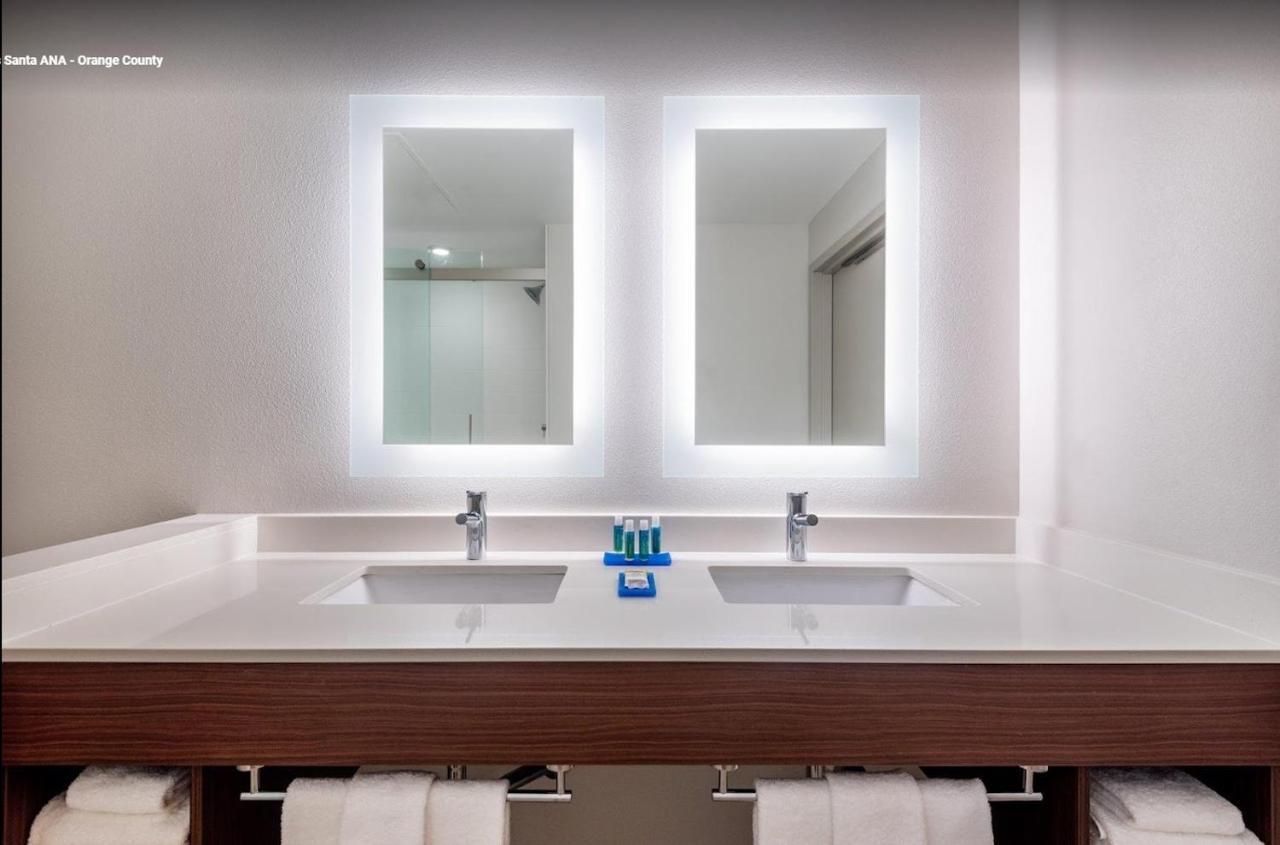 Holiday Inn Express & Suites Santa Ana - Orange County By Ihg Екстер'єр фото